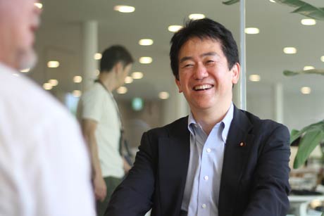  スノーピークの山井太社長と懇談する伊藤達也氏