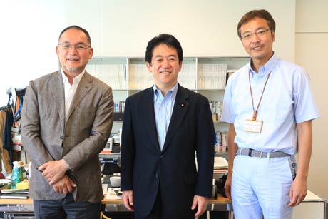  社長室で左から山井太社長、伊藤達也氏、国定勇人三条市長