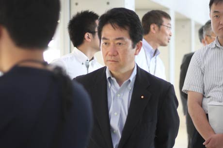 工場など社内を見学する伊藤達也氏