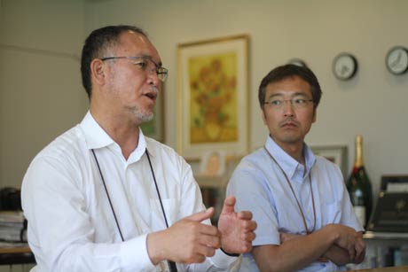  伊藤達也氏と懇談する山井太社長