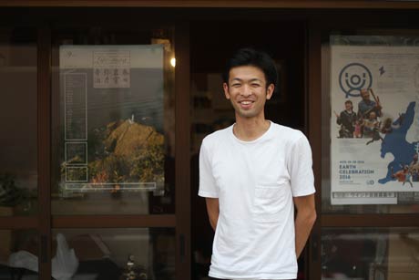  編集室前で『LIFE-mag.』をひとりで手掛ける発行人で編集人の小林弘樹さん