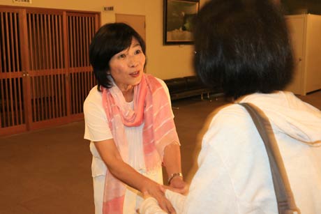 来場者と握手して見送る森裕子氏