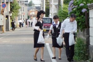 三条信用金庫職員会が各店舗周辺のカーブミラー清掃やごみ拾い