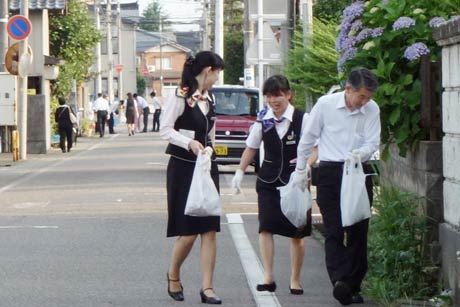 三条信用金庫職員会が各店舗周辺のカーブミラー清掃やごみ拾い
