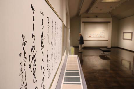 7月18日まで弥彦の丘美術館で開かれている書道展「かなの美　三人展ー緑風に寄せて－」