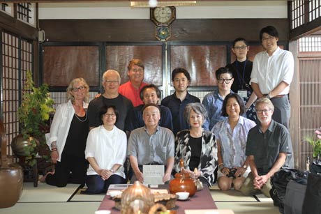  米国の木目金作家が人間国宝玉川宣夫さんを囲んで記念写真
