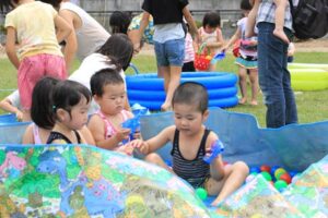 一ノ木戸ポプラ公園で行われたOPEN祭で水遊びに夢中な子どもたち