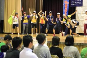 「寺子屋つばさ100km徒歩の旅」の保護者説明会、隊列の運営を寸劇風に紹介する学生スタッフ