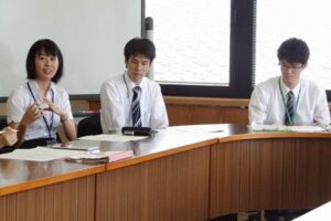 弥彦村が初めて受け入れた新人国家公務員の実地体験研修を終えた研修生3人が成果報告と意見交換