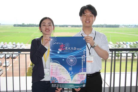 「つばコン in 恋花火大会～きらめき☆スターマイン～」が行われる会場の市役所スカイデッキ、写真奥で花火が上がる