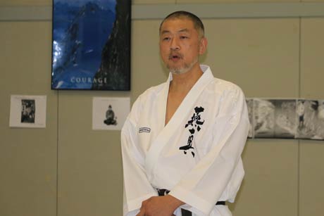 全国大会出場選手を激励する燕市空手道連盟真空手塾の田辺良文代表