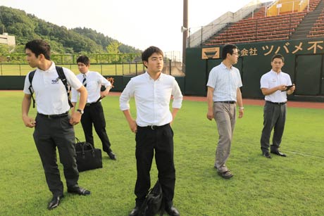 三条パール金属スタジアムを視察する第2回大学野球サマーリーグの参加4大学のマネージャー