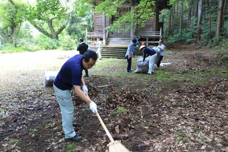 薬師堂の境内も清掃