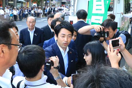演説を終わって支持者と握手する小泉氏