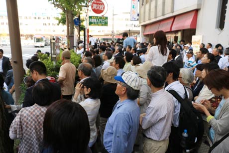  歩道は見物の人たちであふれる
