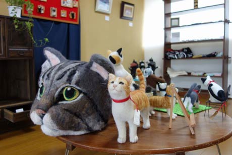 貸しアトリエ「あとりえ　きっか」で26日まで開かれている「猫展」