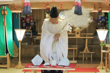 貫通石の清祓祭を執り行う八木神社の石澤宮司