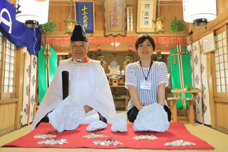 石澤宮司と三条市営業推進室観光係の中村主事