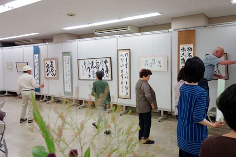 三条蘭亭会第29回書道展の展示作業