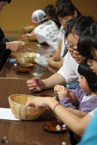 お坊さんと念珠づくり