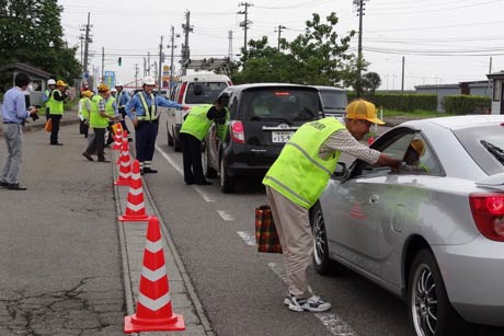 「無事故の日」の6月25日に「三条市交通安全の日」の活動として、三条市交通安全協会などが交通安全の啓発活動