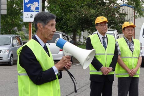 あいさつする三条市交通安全協会の加藤紋次郎会長