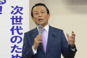 栃尾文化センターで演説する麻生太郎副総理兼財務相