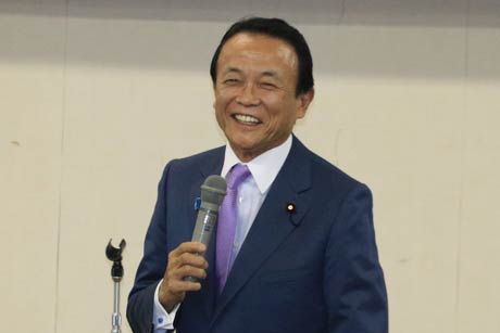  栃尾文化センターで演説する麻生太郎副総理兼財務相
