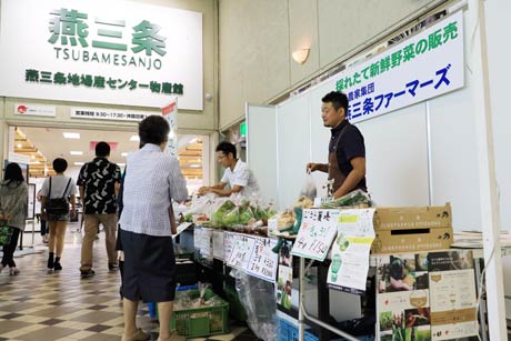 初めて若手農家集団「燕三条ファーマーズ」が道の駅「燕三条地場産センター」で新鮮野菜を販売