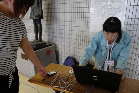 マイナンバーカードをリーダーにかざして避難所の入退所管理