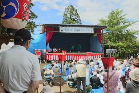  境内に設営された舞台で次々と出し物が繰り広げられた