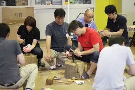 25、26日と開かれたにいがた県央マイスター塾の第103回鎚起銅器ついきどうき体験コース「ぐい呑みづくり」の26日のようす
