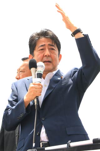 燕市・イオン県央店前で街頭演説を行う安倍首相