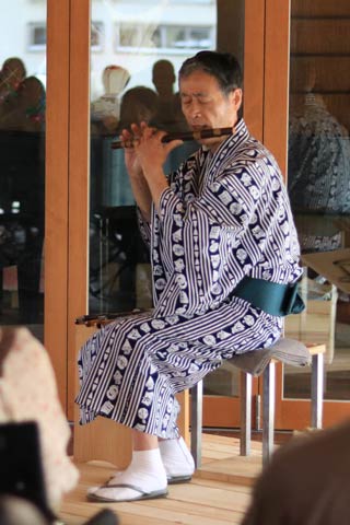 演奏する藤崎八幡宮宮司