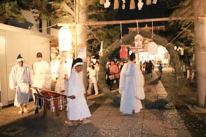 29日に燕市宮町、戸隠神社で行われた夏越の大祓で茅の輪くぐり