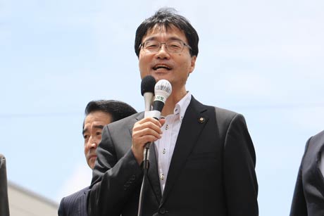 あいさつする鈴木力燕市長