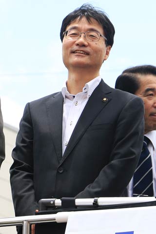街宣車に立つ鈴木力燕市長