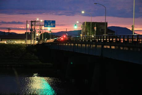 29日夕方、燕市南1から中ノ口川と燕橋
