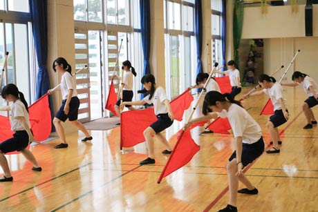  練習する吉田中カラーガード部
