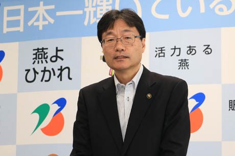30日、定例記者会見を行う鈴木燕市長