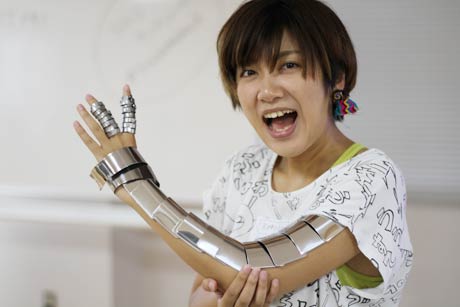 義手アクセサリーのアイデアを生み出した長谷川さん