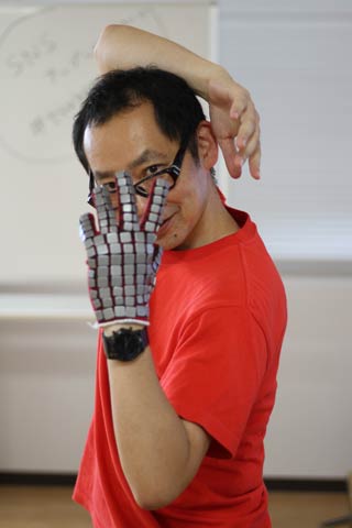 進行役の株式会社フィラメントの角勝氏も義手アクセサリーにノリノリ