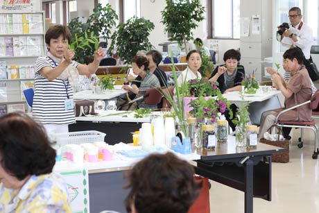 左に立っているのが講師の板屋良子さん(