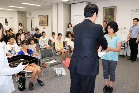 子ども記者に任命書を手渡す鈴木力市長