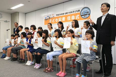 子ども記者で記念撮影