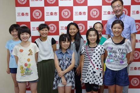 三条市が子ども記者に任命した小学生9人