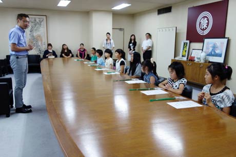 国定勇人三条市長が子ども記者にあいさつ