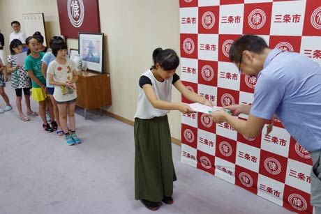 国定勇人三条市長から子ども記者に任命状