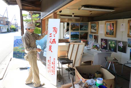 陶芸家だった故本間謙一さんとその妻で洋画家の歌子さんによる「陶と画　二人展」の展示作業