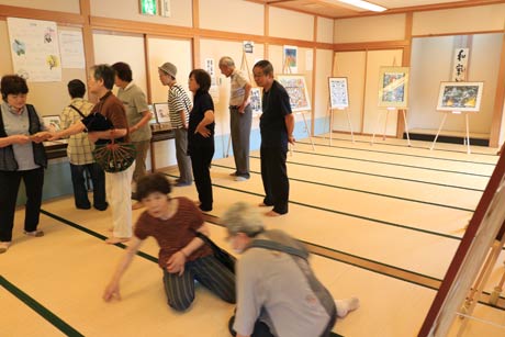  田上切り絵サークルの作品展の展示作業